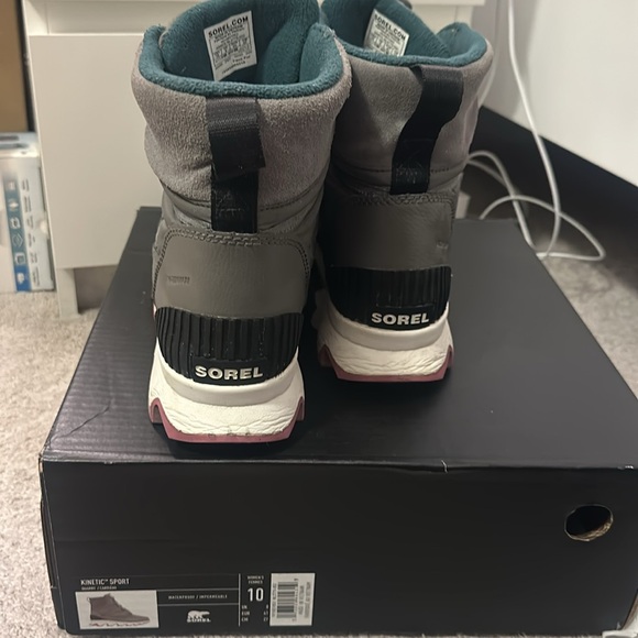 Sorel Kinetic sport boot
Quarry / Carrière
Size 10US women’s
Winter Boots - Picture 3 of 4